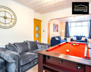 Large 6 Bedroom Contractor House by Jesswood Properties Short Lets For Groups, Business And Leisure With Free Parking, Wifi and Pool Table